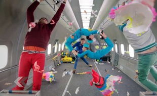 Le groupe «OK Go» défie la gravité dans le clip d'Upside Down & Inside Out
