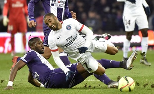 Le Toulousain Tongo Doumbia tacle le Parisien Lucas et la très décriée pelouse du Stadium.