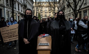 Lors d'une manifestation à Lyon le 9 novembre 2020 des commerçants jugés "non-essentiels" et toujours fermés sur décision du gouvernement en raison de la crise sanitaire.