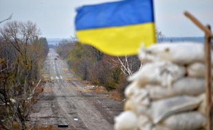 Un drapeau ukrainien sur une position des forces gouvernementales dans le village de Pervomayske, près de Donetsk, à l'est du pays, le 24 octobre 2014