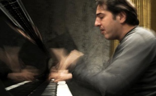 Le compositeur et pianiste turc de renom international Fazil Say sera jugé à partir du 17 octobre, accusé d'atteinte aux valeurs religieuses pour des messages jugés offensants sur l'Islam sur Twitter, a indiqué vendredi son avocate à l'AFP.