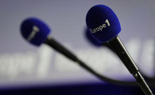 Des micros avec le logo d'Europe 1.