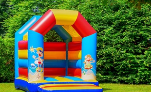 Après deux accidents mortels, un député britannique veut interdire les châteaux gonflables. (illustration)