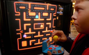 Un enfant devant « Pac-Man », à l'époque où TikTok n'existait pas encore