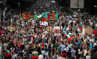 Des milliers de manifestants ont demandé lundi à Sofia, pour le quatrième jour consécutif, le départ du Premier ministre bulgare Plamen Orecharski, soutenu par les socialistes, qui avait mis en garde plus tôt dans la journée contre une nouvelle impasse politique s'il venait à démissionner.