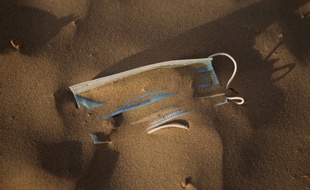 Un masque abandonné sur la plage de Tel-Aviv (Israël), en mai 2020. (illustration)