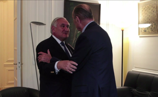 Jean-Pierre Raffarin vient rendre visite à Jacques Chirac dans son bureau parisien.