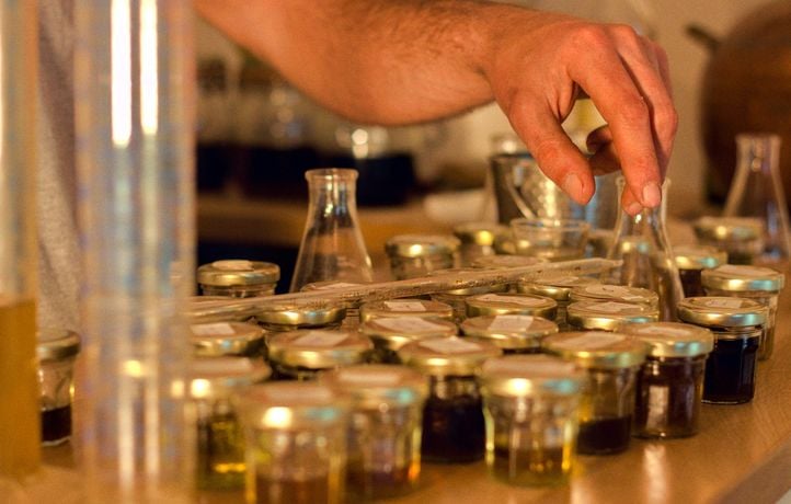 « Je bois la garrigue, là »… On a visité une fabrique artisanale de pastis