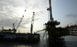 Une plateforme pétrolière le 14 octobre 2003 au large des côtes angolaises