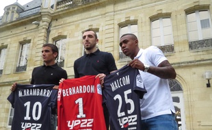 Mauro Arambarri, Paul Bernardoni et Malcolm (de g. à d.), trois recrues des Girondins, lors du mercato d'hiver, le 1er février au Haillan, en Gironde.