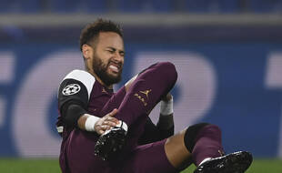 Neymar a été convoqué par le Brésil alors qu'il est blessé avec le PSG.