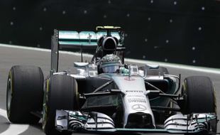 Nico Rosberg au volant de sa Mercedes, remporte le GP du Brésil de Formule 1.