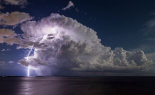 « Orage dans la baie de Cannes » par Serge Zaka