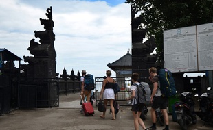 Des touristes se préparent à quitter Bali le 29 novembre 2017.