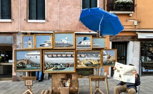 Le stand de peintures à l'huile de Banksy à Venise.