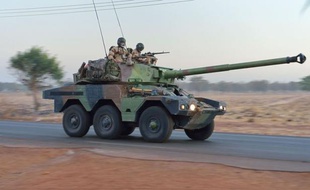 Des combats "au corps à corps" opposaient mercredi soldats français des forces spéciales et combattants islamistes à Diabali, à 400 km au nord de Bamako, ont indiqué deux sources de sécurité.