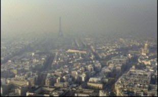 Même si une fin immédiate était mise à la pollution, ajoute l'Observer, les gaz à effet de serre déjà dans l'atmosphère continueraient à provoquer un réchauffement du climat pendant encore une trentaine d'années avec le niveau des mers s'élevant encore pendant un siècle.