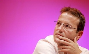 Le Haut commissaire aux Solidarités actives Martin Hirsch réunit mardi les partenaires sociaux et les associations pour débattre de l'objectif gouvernemental de réduction de la pauvreté, pour lequel il peine à convaincre les associations de signer un "texte d'engagement".