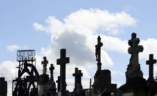 Trois nouveaux fossoyeurs ont été interpellés et placés en garde à vue jeudi dans l'enquête sur des vols de bijoux et de dents en or au cimetière de Pantin (Seine-Saint-Denis), a-t-on appris de source proche du dossier.