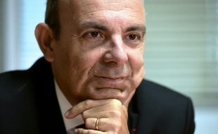 Le PDG de Dassault Aviation, Eric Trappier, lors d'une conférence de presse à Mérignac, le 16 octobre 2015