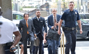 L'acteur Cuba Gooding Jr., entouré de ses avocats, arrivant au tribunal de New York