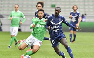 Avec l'ASSE, Denis Bouanga (à gauche) a remporté dimanche contre les Girondins de Bordeaux un succès (4-1) déterminant dans la lutte pour le maintien en Ligue 1. PHILIPPE DESMAZES