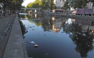 Des détritus dans le canal de l'Ourq à Paris le 1er juin 2020.