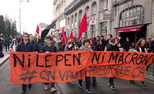 Environ 500 personnes ont défilé contre Marine Le Pen et Emmanuel Macron le 27 avril 2017 à Rennes.
