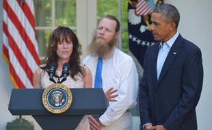 Les parents du sergent américain Bowe Bergdahl, libéré contre cinq talibans détenus à Guantanamo, en compagnie du président Barack Obama à la Maison Blanche, le 31 mai 2014