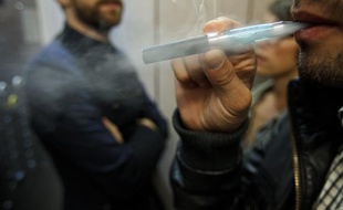 Illustration cigarette électronique dans un ascenseur, le 6 octobre 2013.