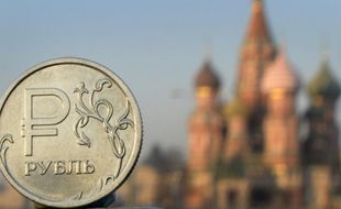 Une pièce d'un rouble avec la cathédrale Saint Basile de Moscou comme fond