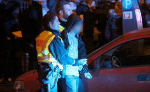 Un homme est arrêté le 1er janvier 2016 devant la gare ferroviaire de Cologne, dans l'ouest de l'Allemagne