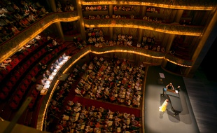 Le Concours international de chant a lieu tous les deux ans.