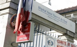 Un enfant de trois ans est décédé mercredi soir à l'hôpital Saint-Vincent-de-Paul à Paris (XIVe), victime d'une erreur de médicament administré par une infirmière qui a reconnu s'être trompée.