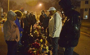 Hommage rendu à Michael Brown, un jeune Noir non armé abattu par un policier blanc, à Ferguson le 13 mars 2015