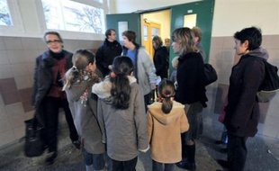 Quelque 47,92% des enseignants étaient en grève jeudi dans le primaire et 28,03% dans le secondaire, selon le ministère de l'Education, le syndicat FSU annonçant pour sa part 67,5% en primaire (SNUipp) et "pratiquement 60%" dans le secondaire (Snes).