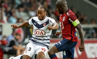 Thomas Touré et Rio Mavuba à la lutte lors du match de Ligue 1 disputé entre le LOSC et les Girondins, le 23 août 2015 à Lille.