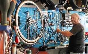 Roger Neri dans l'étroit mais impeccable atelier associatif de Viavélo.