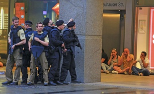 Vendredi 22 juillet à Munich (Allemagne), des passants se sont réfugiés derrière des policiers à l'affût après la fusillade qui a tué neuf personnes à proximité d'un centre commercial.
Wael Ladki/AP/SIPA