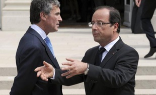 Pas de remaniement, la faute de Jérôme Cahuzac relève de la "faille" d'un homme: après une semaine de crise inédite, le pouvoir socialiste tente de contenir la forte pression de l'opinion et de l'opposition, sans convaincre Jean-Luc Mélenchon qui a souhaité vendredi un "grand coup de balai".