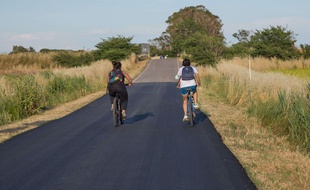 Deux ados à vélo en Toscane (image d'illustration).