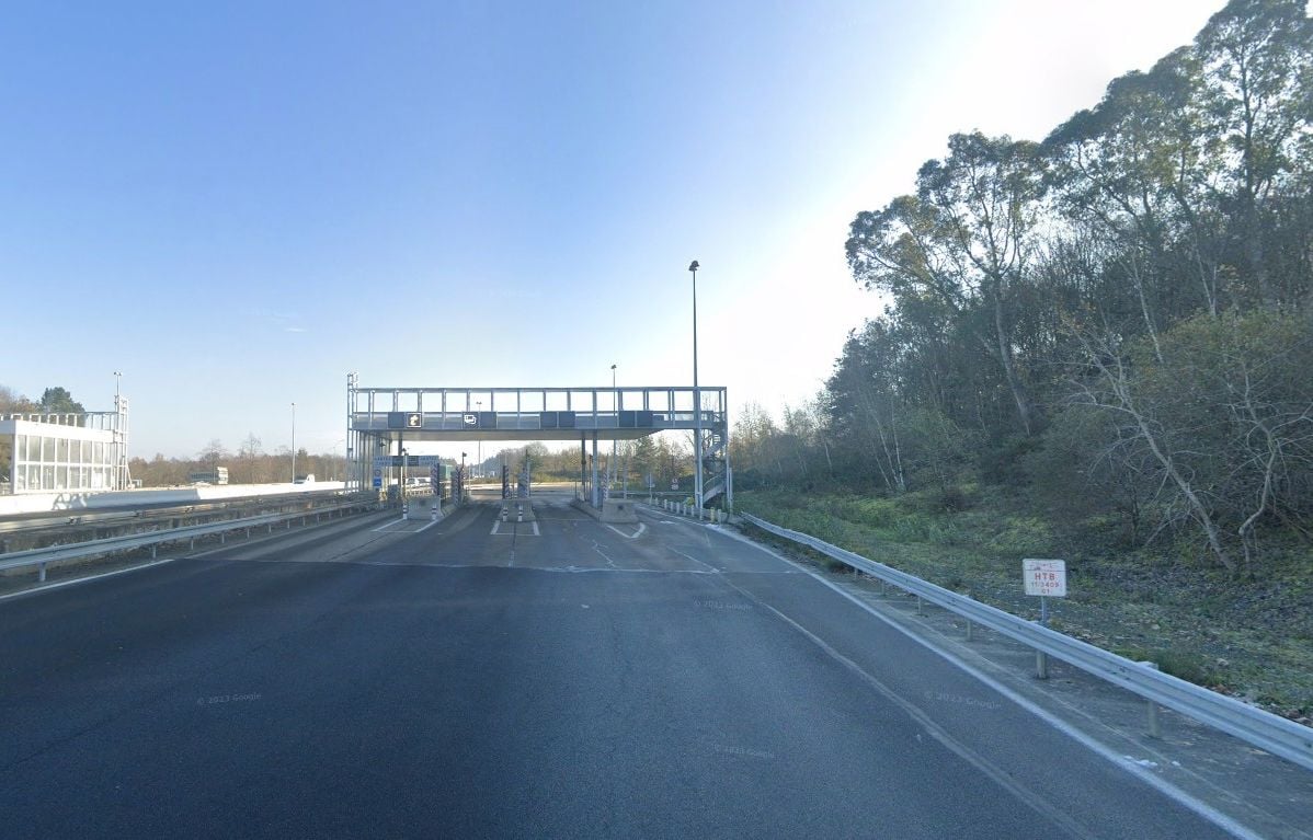 Loire-Atlantique : Un homme meurt carbonisé dans sa voiture après avoir percuté un péage