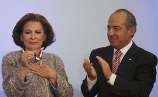 Isabel Miranda de Wallace en compagnie du président mexicain Felipe Calderon à Mexico le 15 décembre 2010.