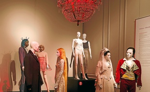 Les costumes de légendes de l'Opéra sont exposés au Musée des tissus.