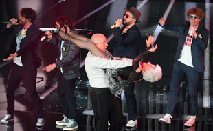 Le groupe Lo Stadio Sociale sur la scène du Théâtre Ariston, lors du Festival de Sanremo 2018.