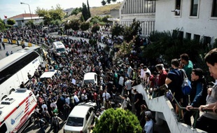 Des réfugiés prennent d'assaut la gare routière d'Istanbul pour tenter d'acheter des tickets pour aller en bus à Edirne, porte d'entrée terrestre vers la Grèce, le 15 septembre 2015