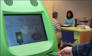 La carte Vitale 2, une nouvelle version avec photo et mémoire étendue, commence à être diffusée en Bretagne, première étape avant sa généralisation à toute la France d'ici 2010.