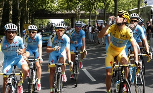 Vincenzo Nibali et son équipe d'Astana célèbrent leur victoire dans le Tour de France, le 27 juillet 2014.