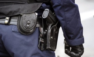 Un homme de 54 ans était en garde à vue dimanche à Strasbourg, soupçonné d'avoir tué l'amant de sa compagne et d'avoir grièvement blessé celle-ci sur un parking, a-t-on appris auprès du parquet.