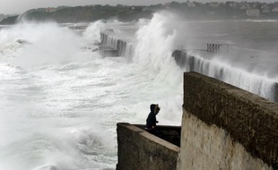 Illustration d'une mer démontée à cause des vents tempétueux.